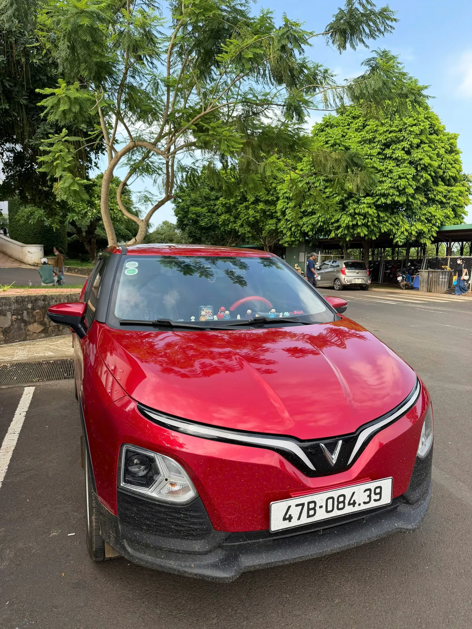 Xe taxi điện trong bãi đậu có bóng cây