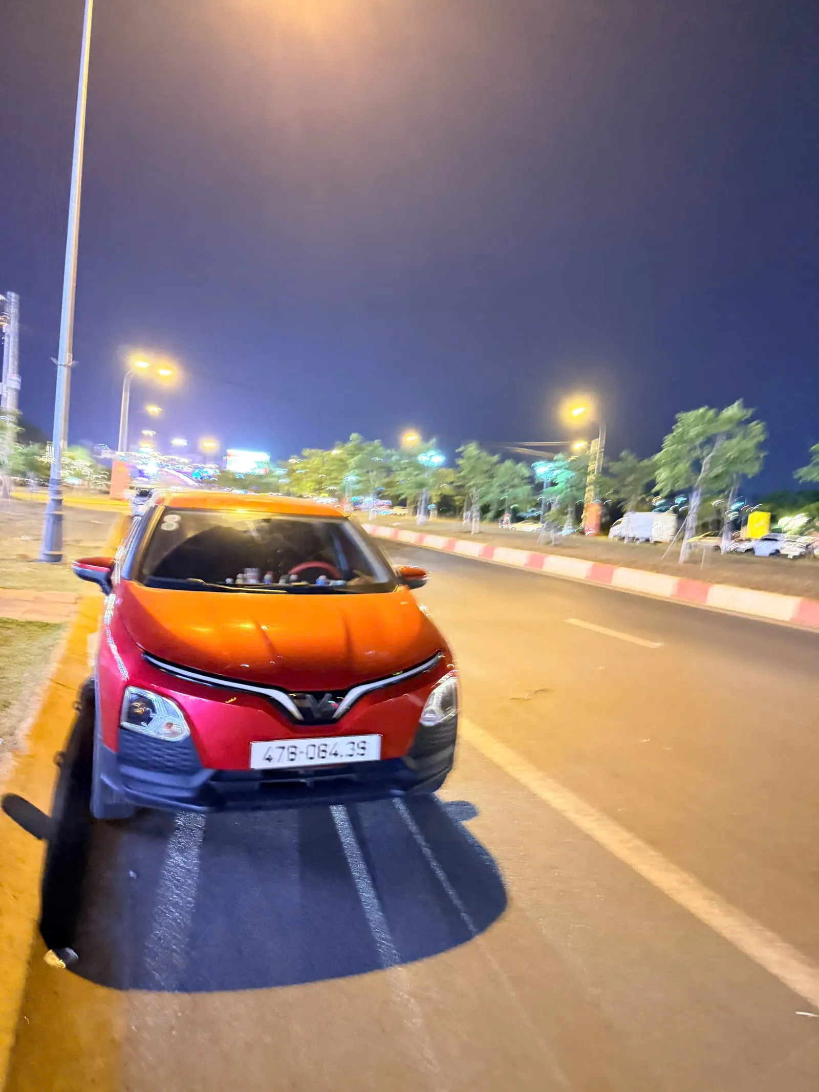 Xe taxi điện chạy trên phố ban đêm
