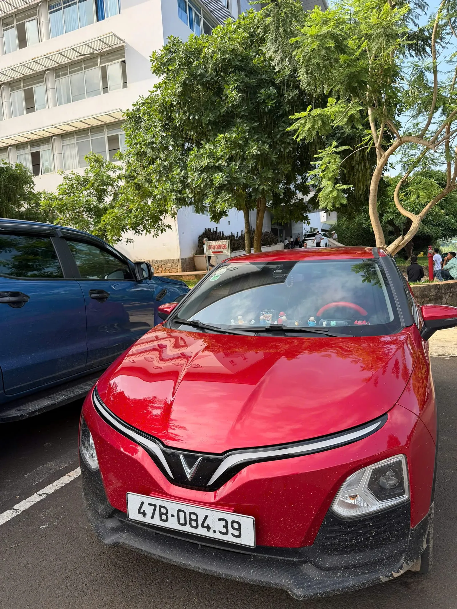 Xe taxi điện chờ khách trước bệnh viện