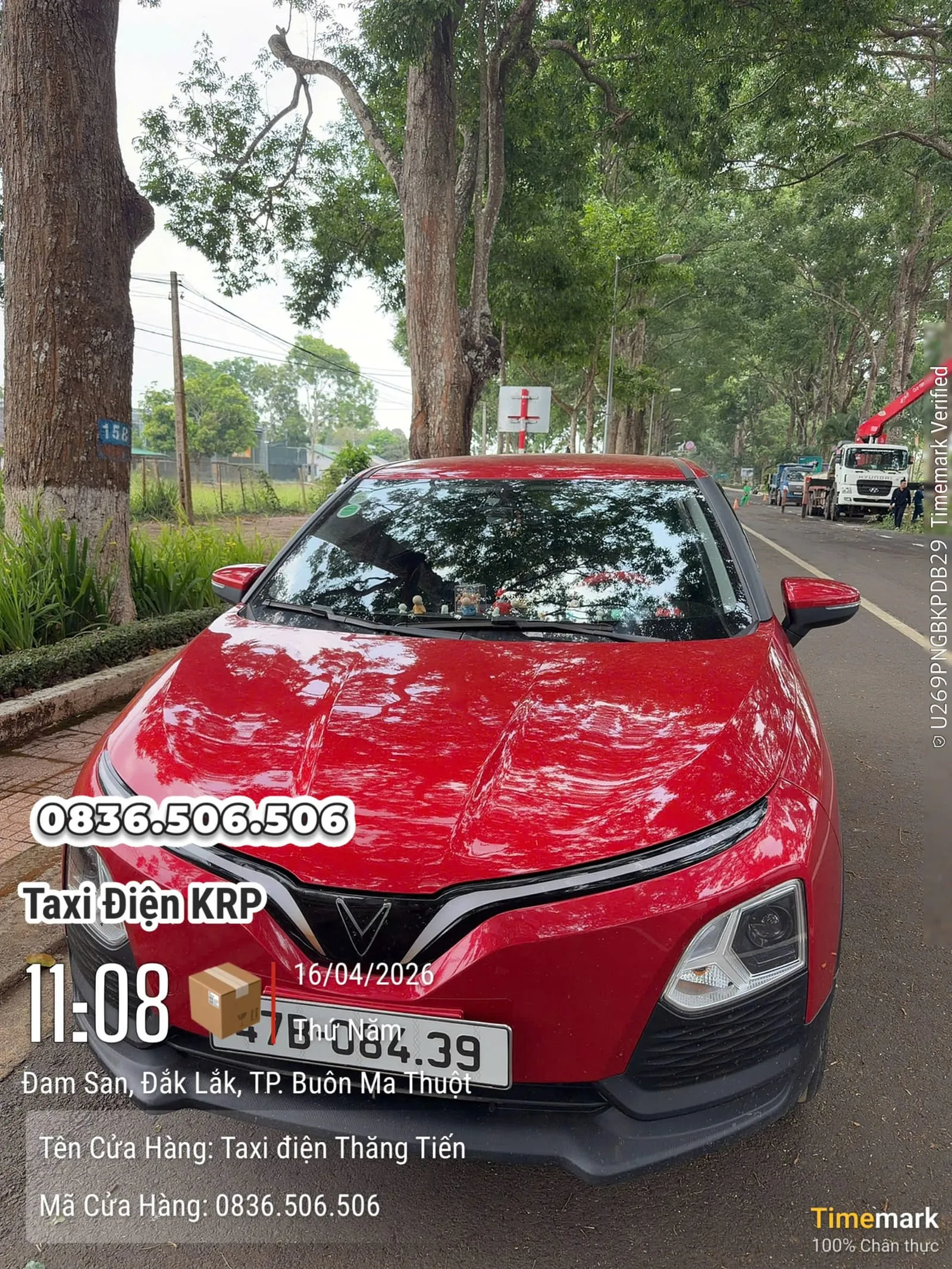 Xe taxi điện dừng bên quốc lộ trong chuyến đường dài