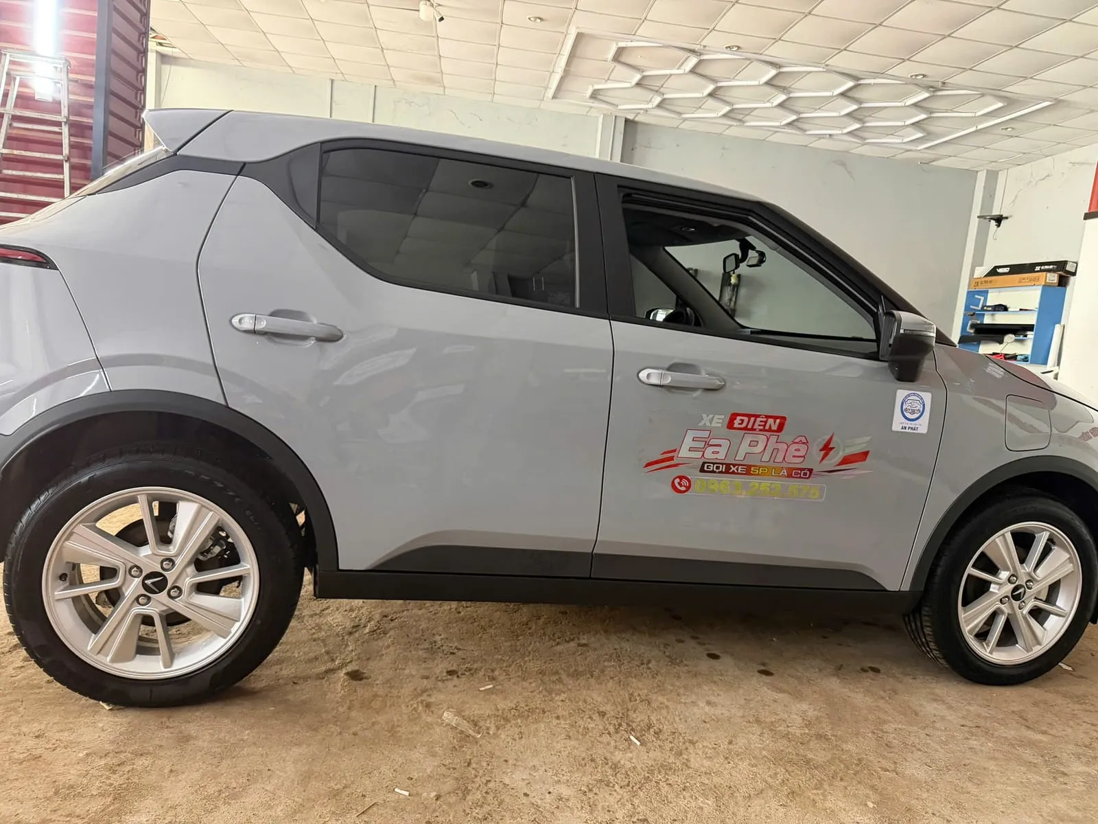 Decal Xe Điện Ea Phê dán trên hông xe