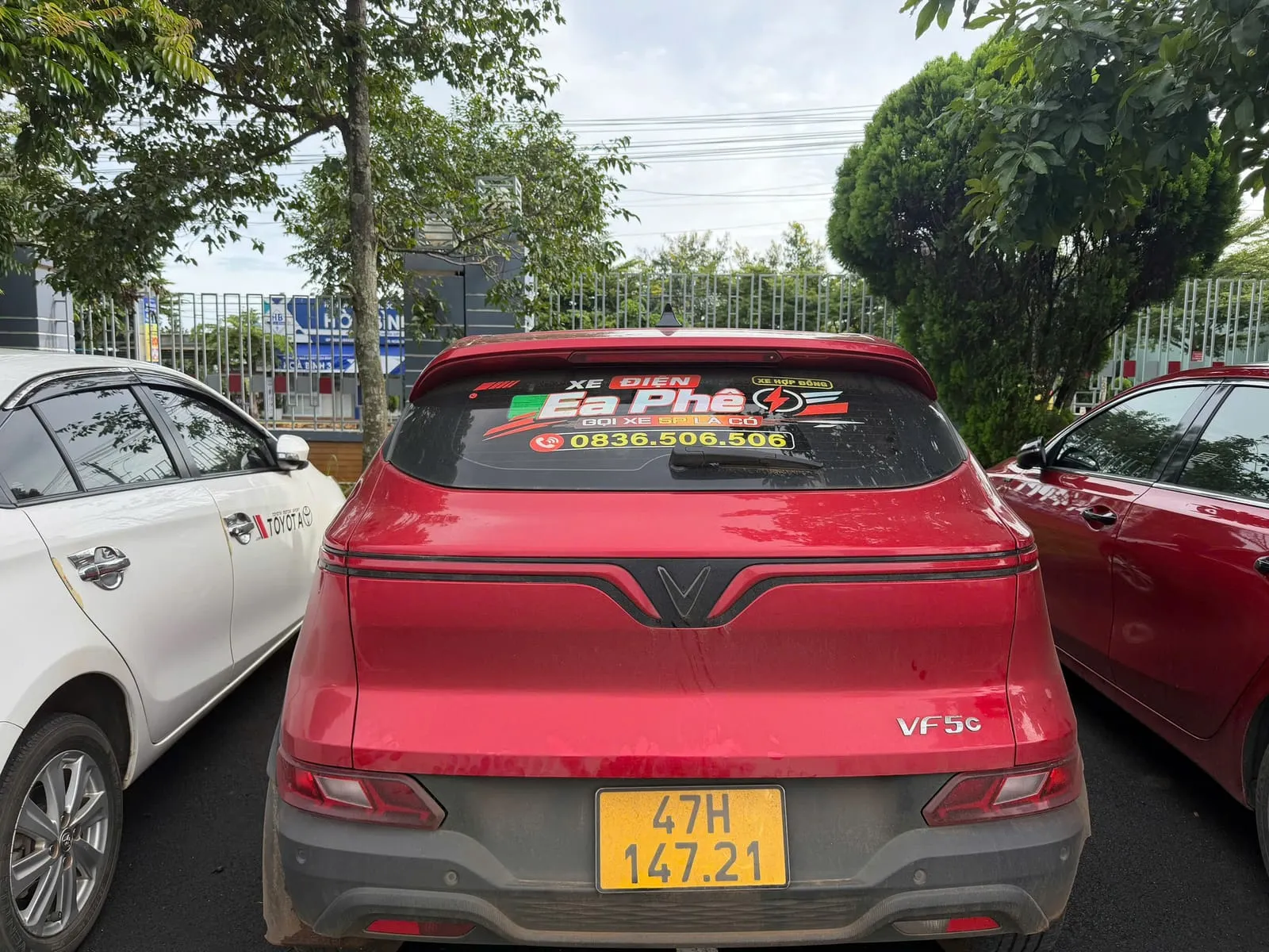 Decal Xe Điện Ea Phê và số hotline dán trên kính sau xe