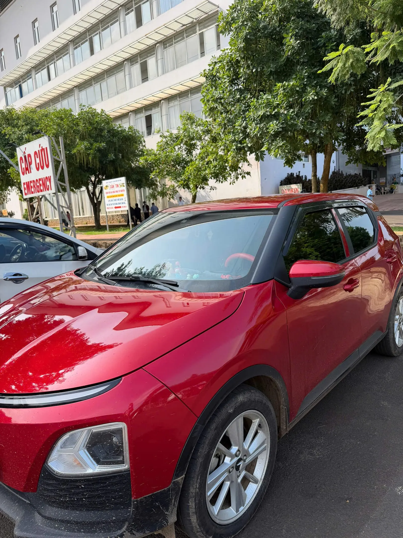 Xe taxi điện Ea Phê đậu trước khu cấp cứu bệnh viện