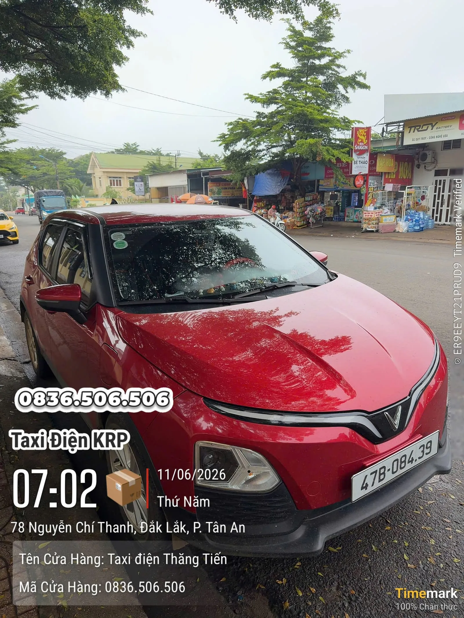 Xe taxi điện dừng trước dãy hàng quán ở chợ huyện