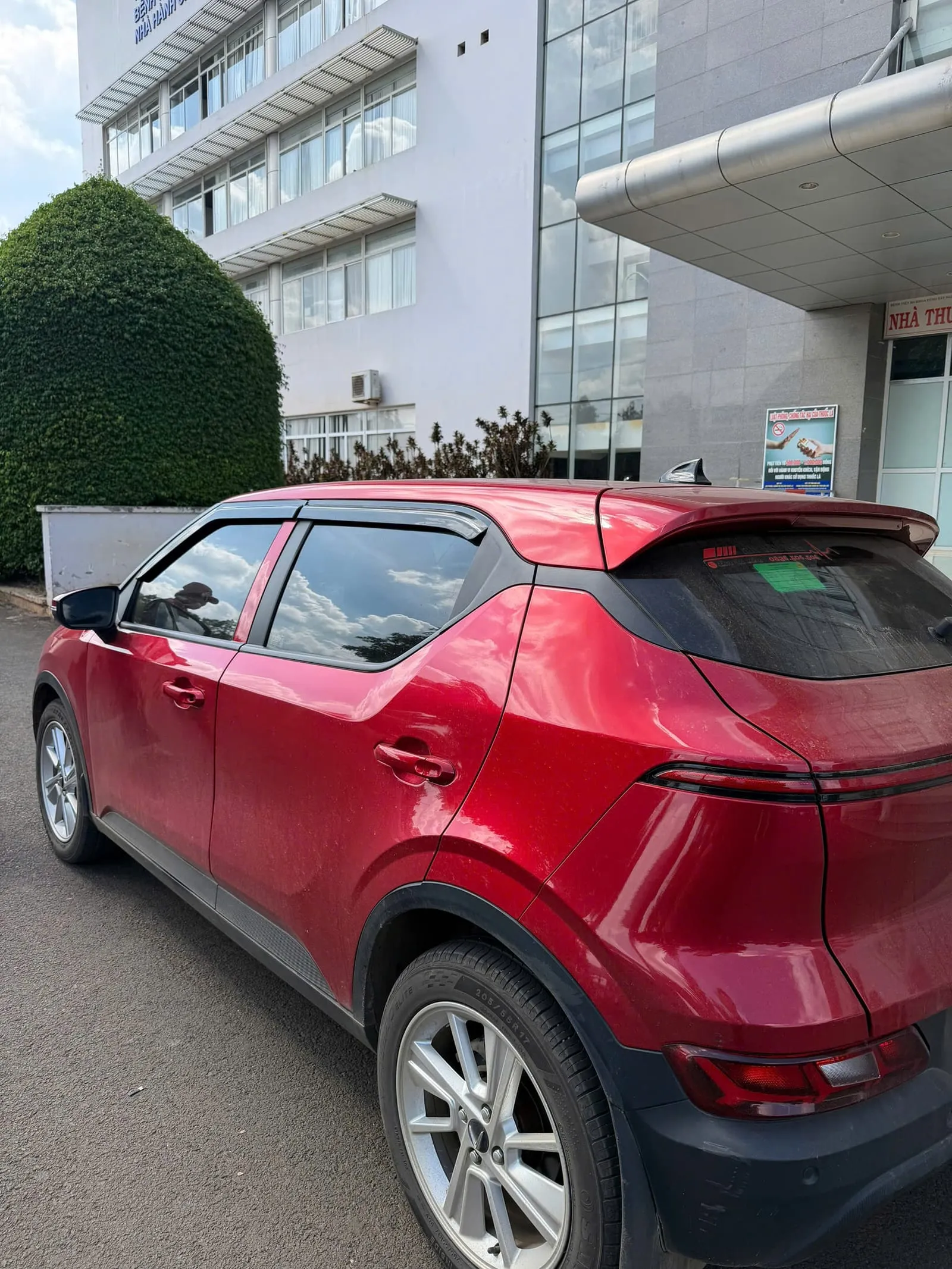 Xe taxi điện đậu trước một cơ quan ở thành phố