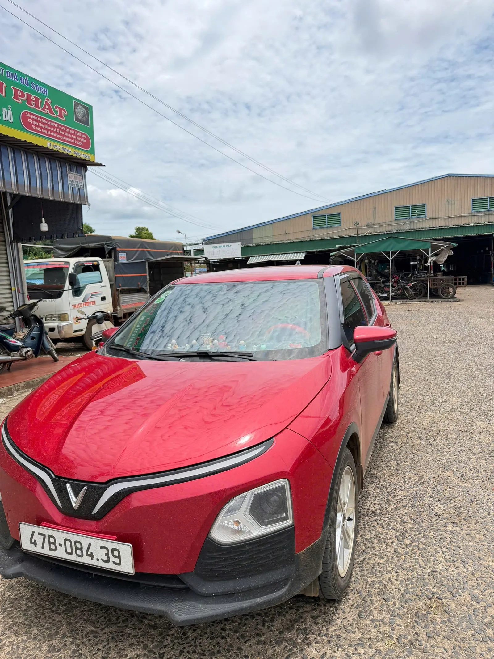 Xe taxi điện dừng nghỉ dọc đường
