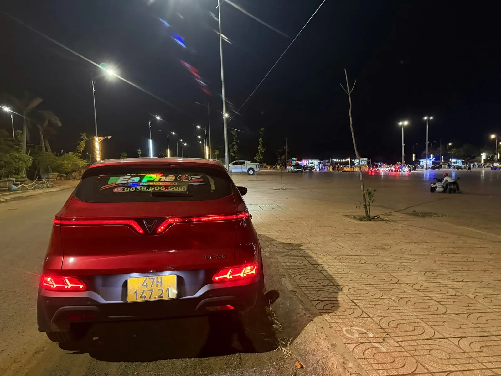 Xe taxi điện bật đèn hậu chờ khách ban đêm