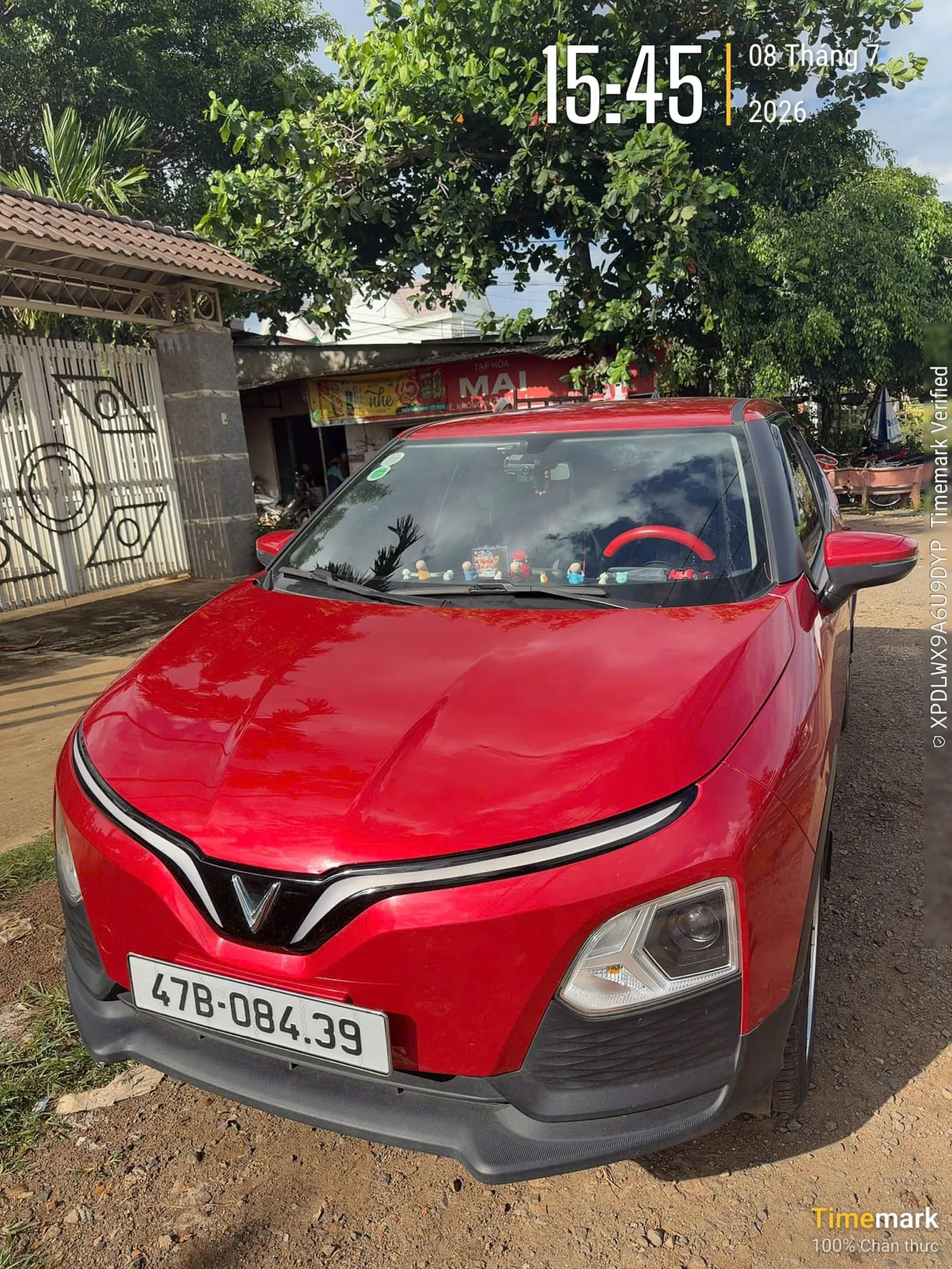 Xe taxi điện đón khách trước cổng nhà ở xã Ea Phê