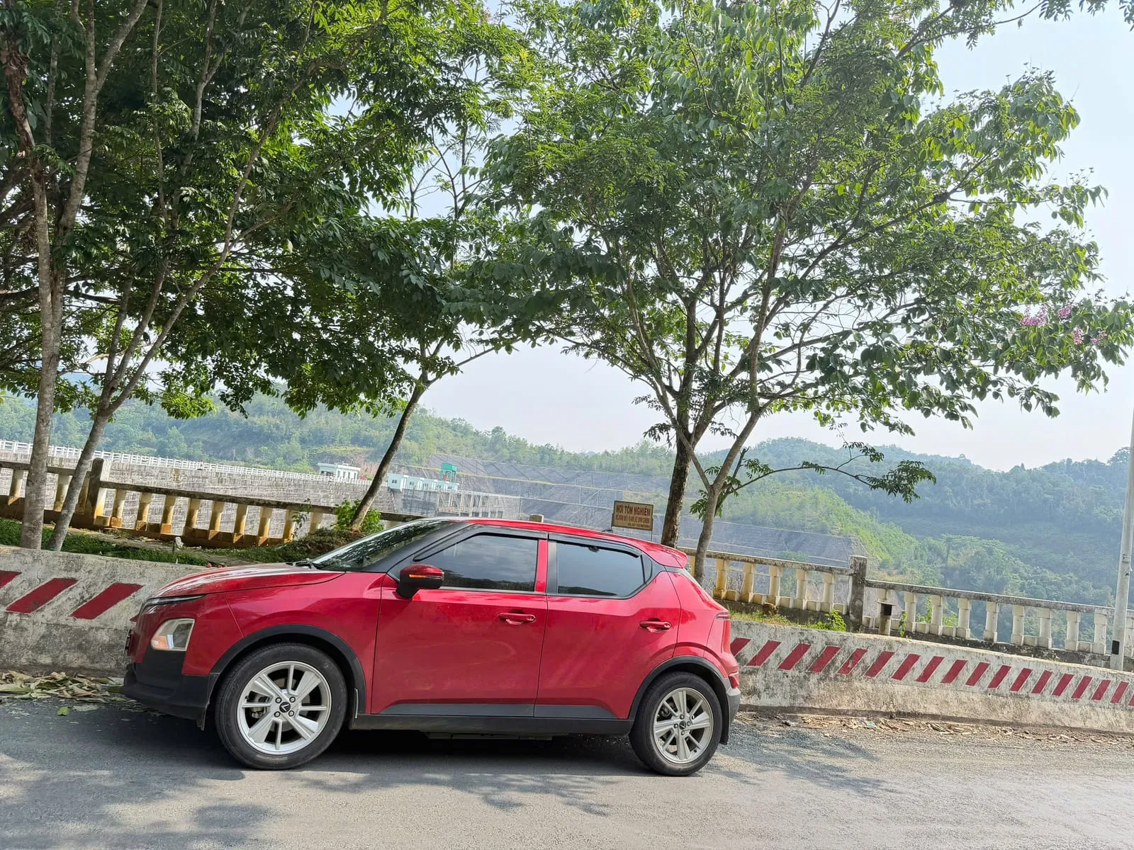 Xe taxi điện Ea Phê trên đường đèo trong chuyến liên tỉnh