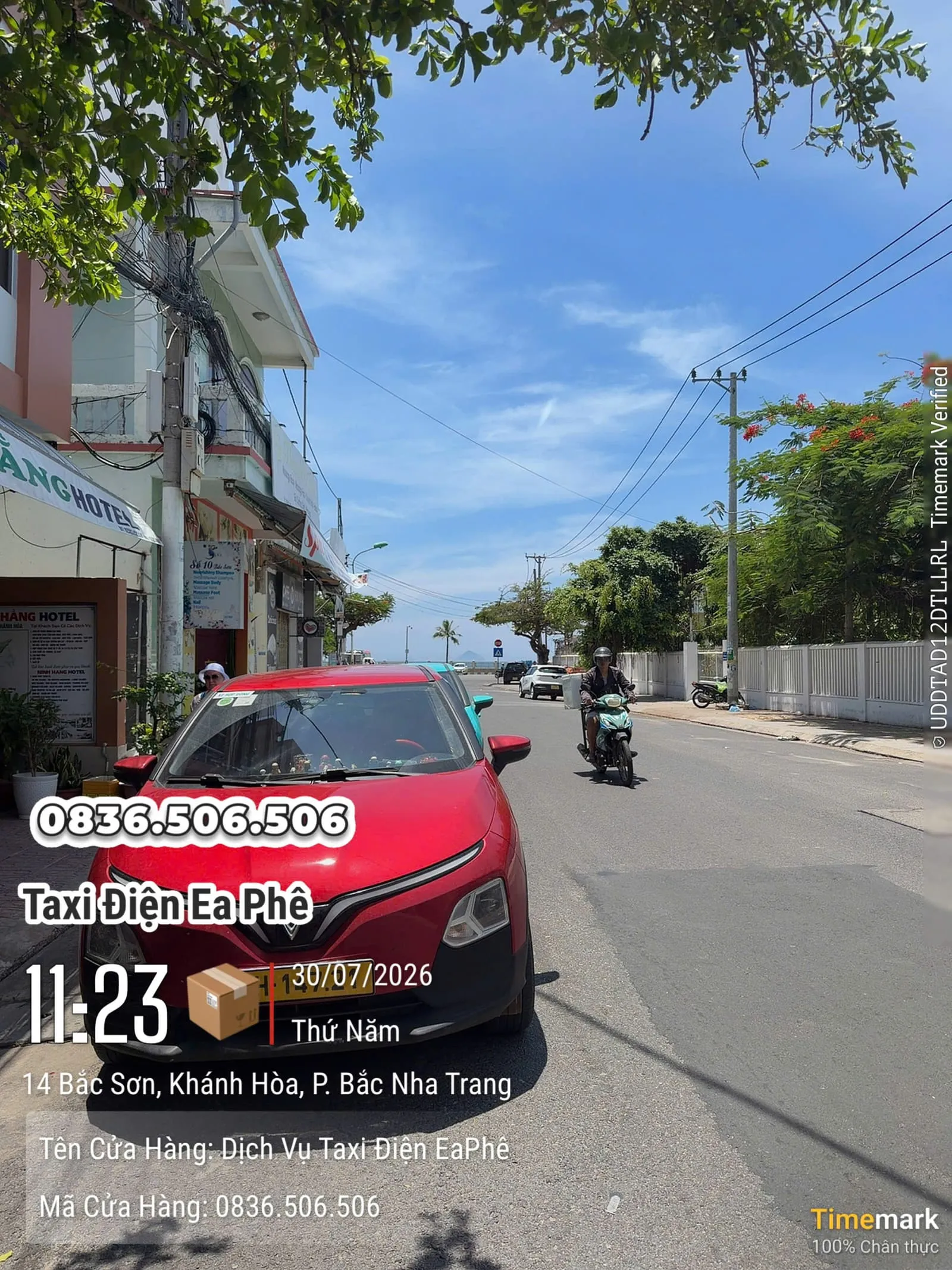 Xe taxi điện trên đường ven biển