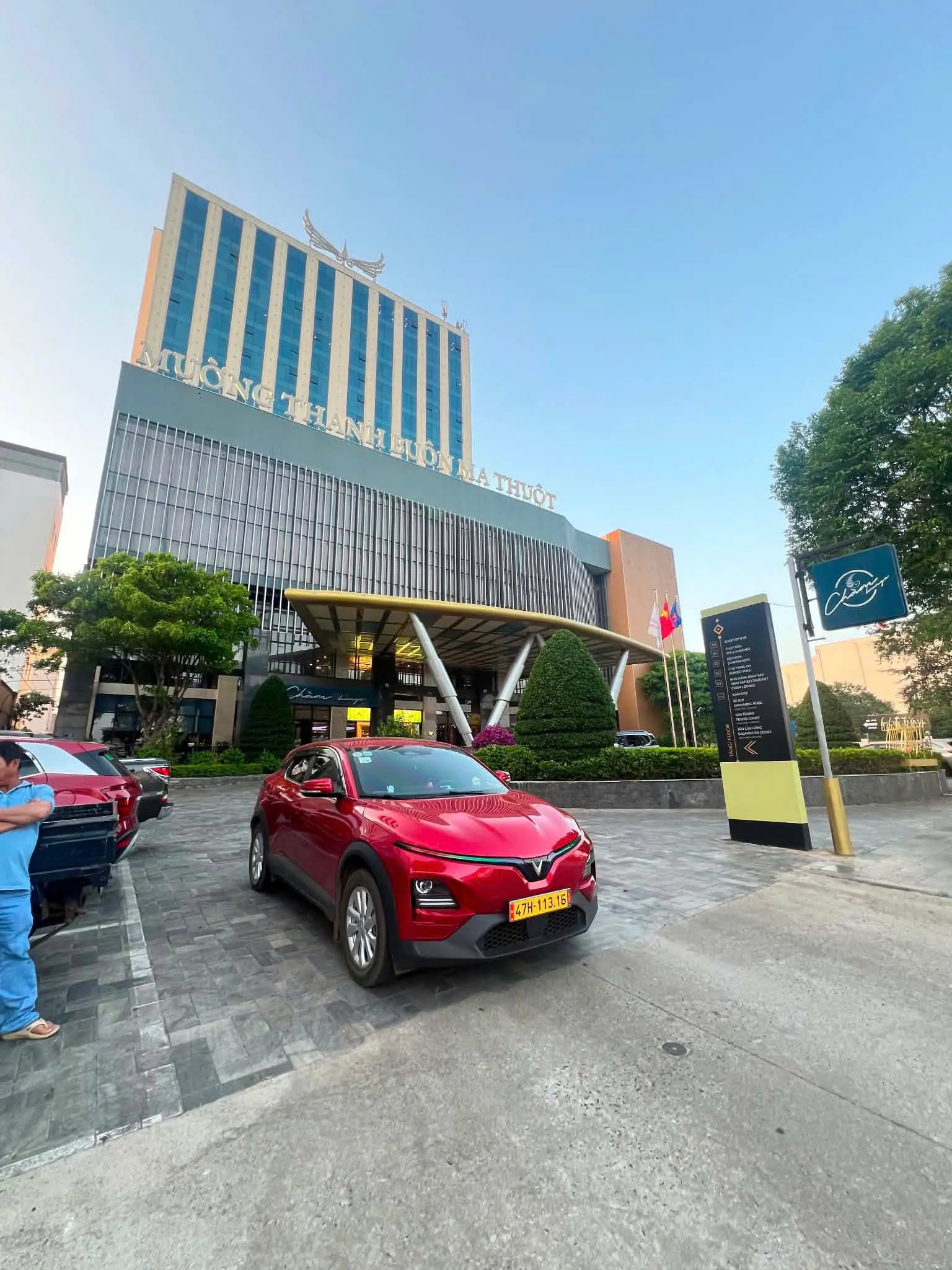 Xe taxi điện đón khách trước khách sạn Mường Thanh Buôn Ma Thuột