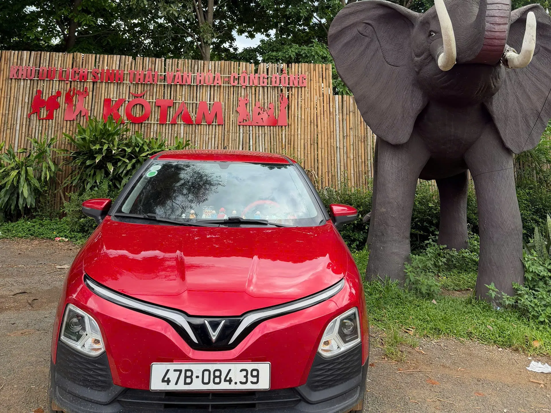 Xe taxi điện Ea Phê đậu trước cổng khu du lịch sinh thái Ko Tam