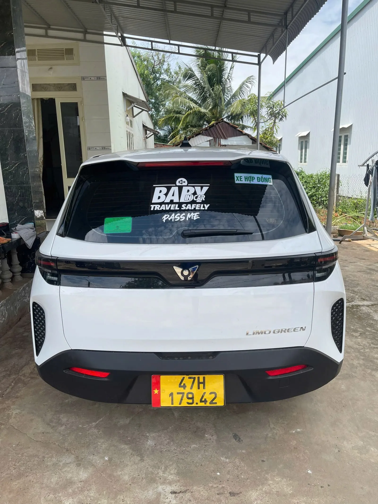 Đuôi xe VinFast Limo Green 7 chỗ