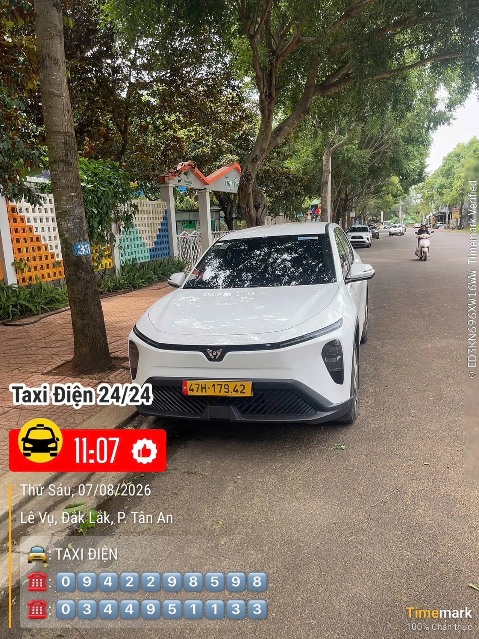 Xe 7 chỗ Limo Green trên đường phố Buôn Ma Thuột
