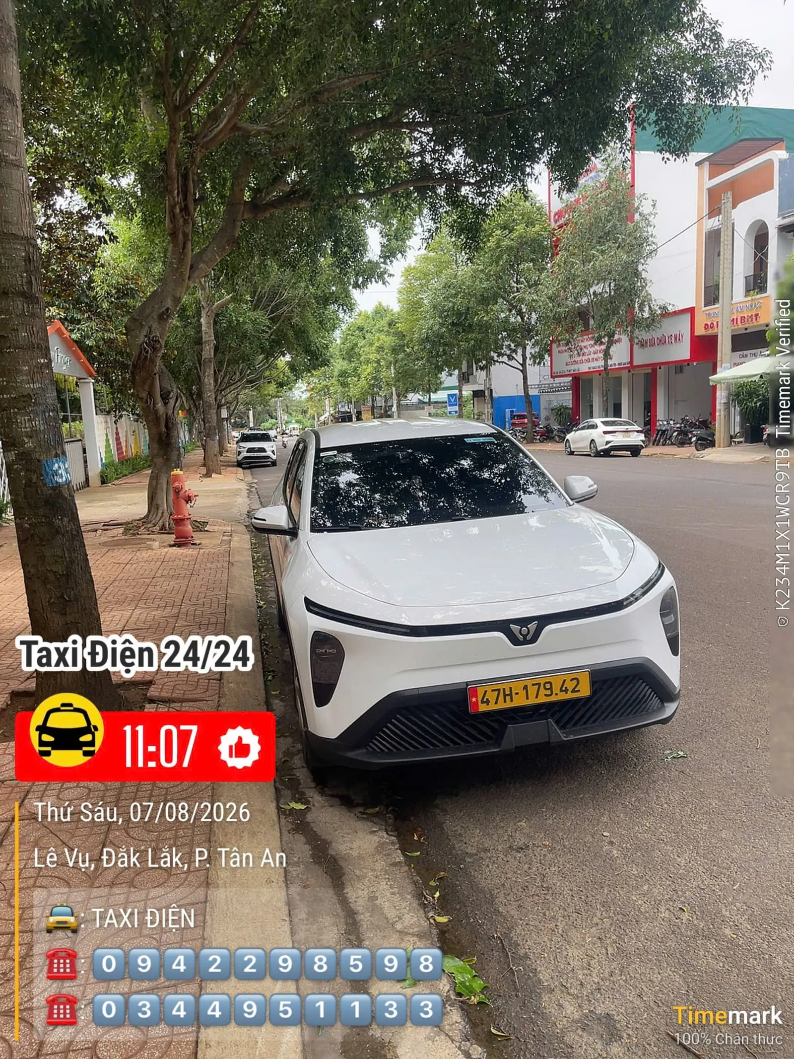 Xe 7 chỗ Limo Green đậu bên đường ở phường Tân An