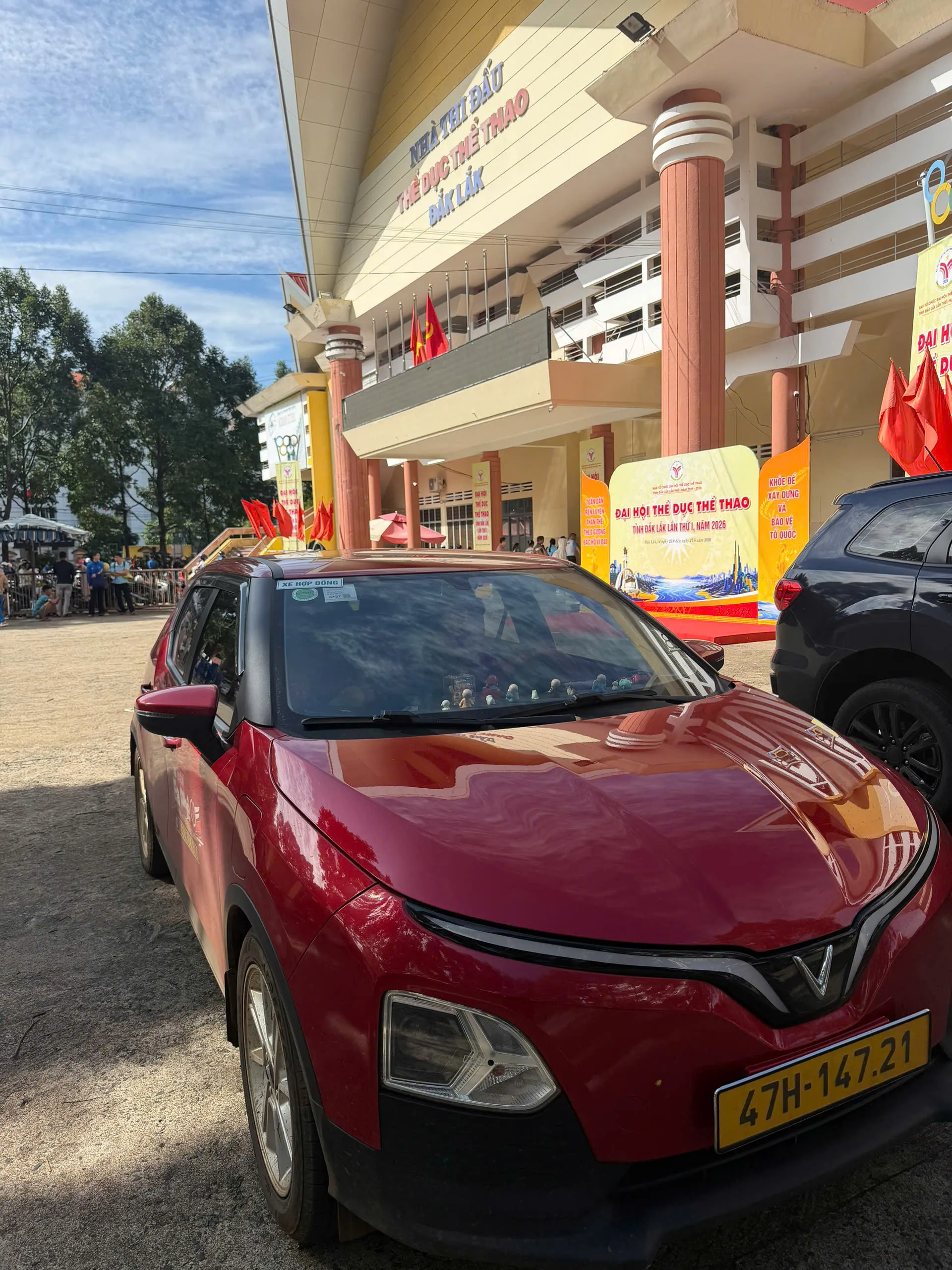 Xe taxi điện đậu trước Nhà thi đấu Thể dục Thể thao Đắk Lắk trong ngày Đại hội