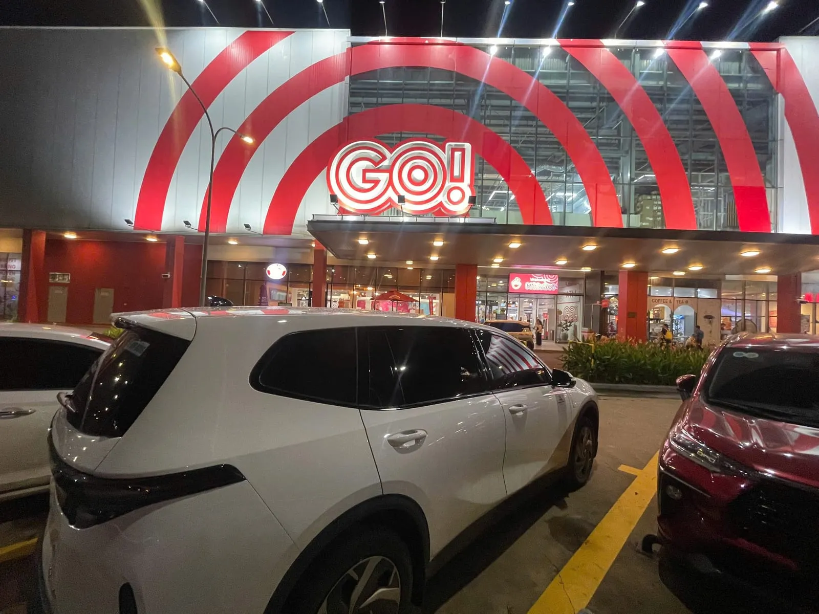 Xe taxi điện 7 chỗ trong bãi đậu siêu thị GO! Buôn Ma Thuột lúc trời tối