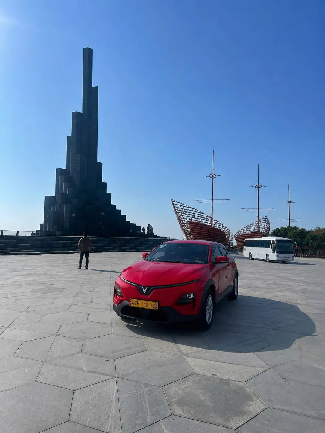 Xe taxi điện dưới chân Tháp Nghinh Phong ở Phú Yên
