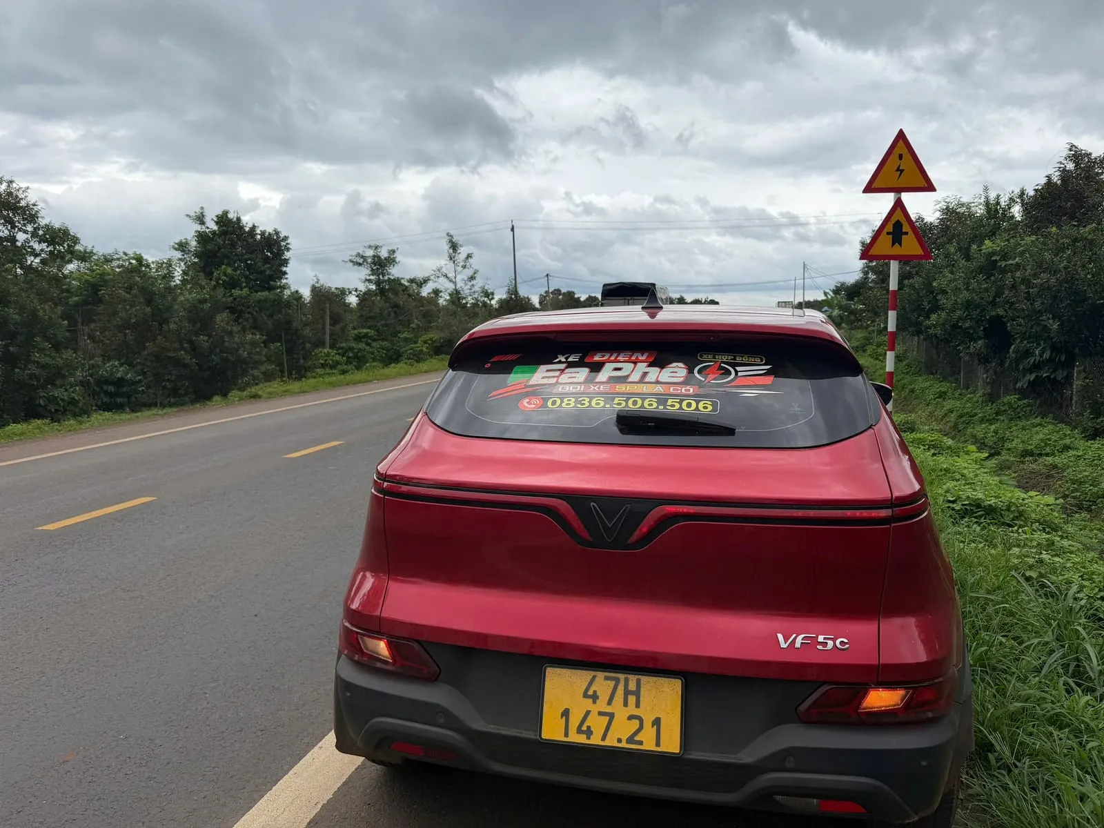 Xe taxi điện Ea Phê chạy trên quốc lộ đi sân bay Buôn Ma Thuột