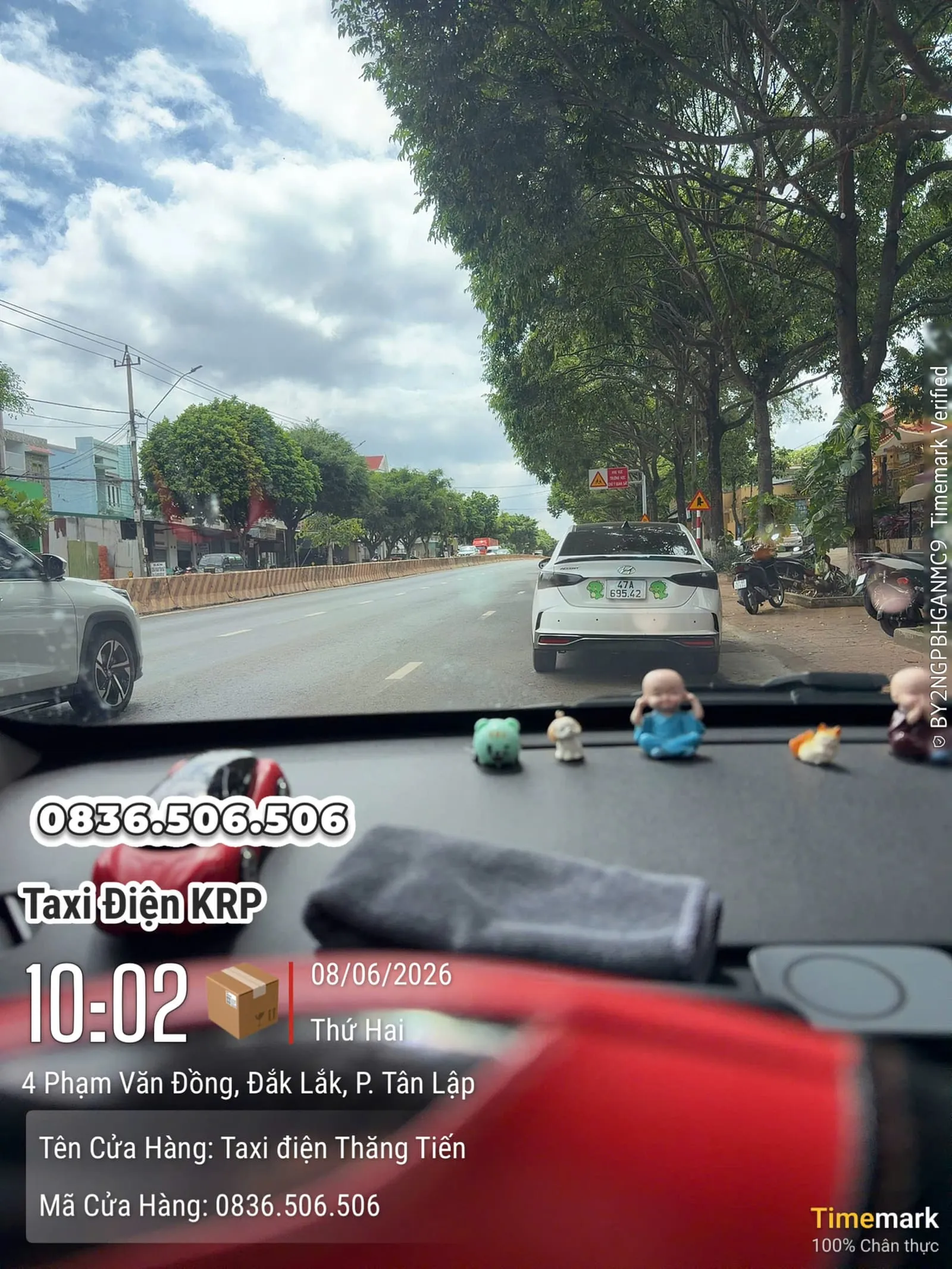 Nhìn từ trong khoang lái xe taxi điện ra đường