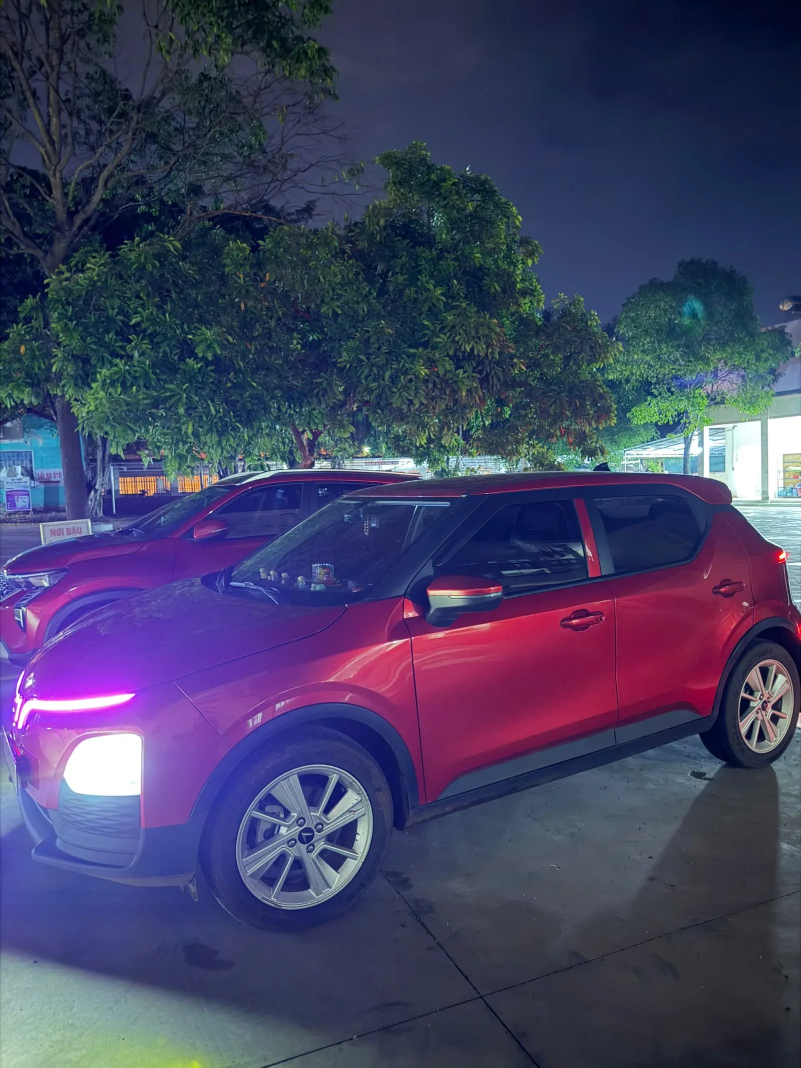 Xe taxi điện trực đêm dưới ánh đèn