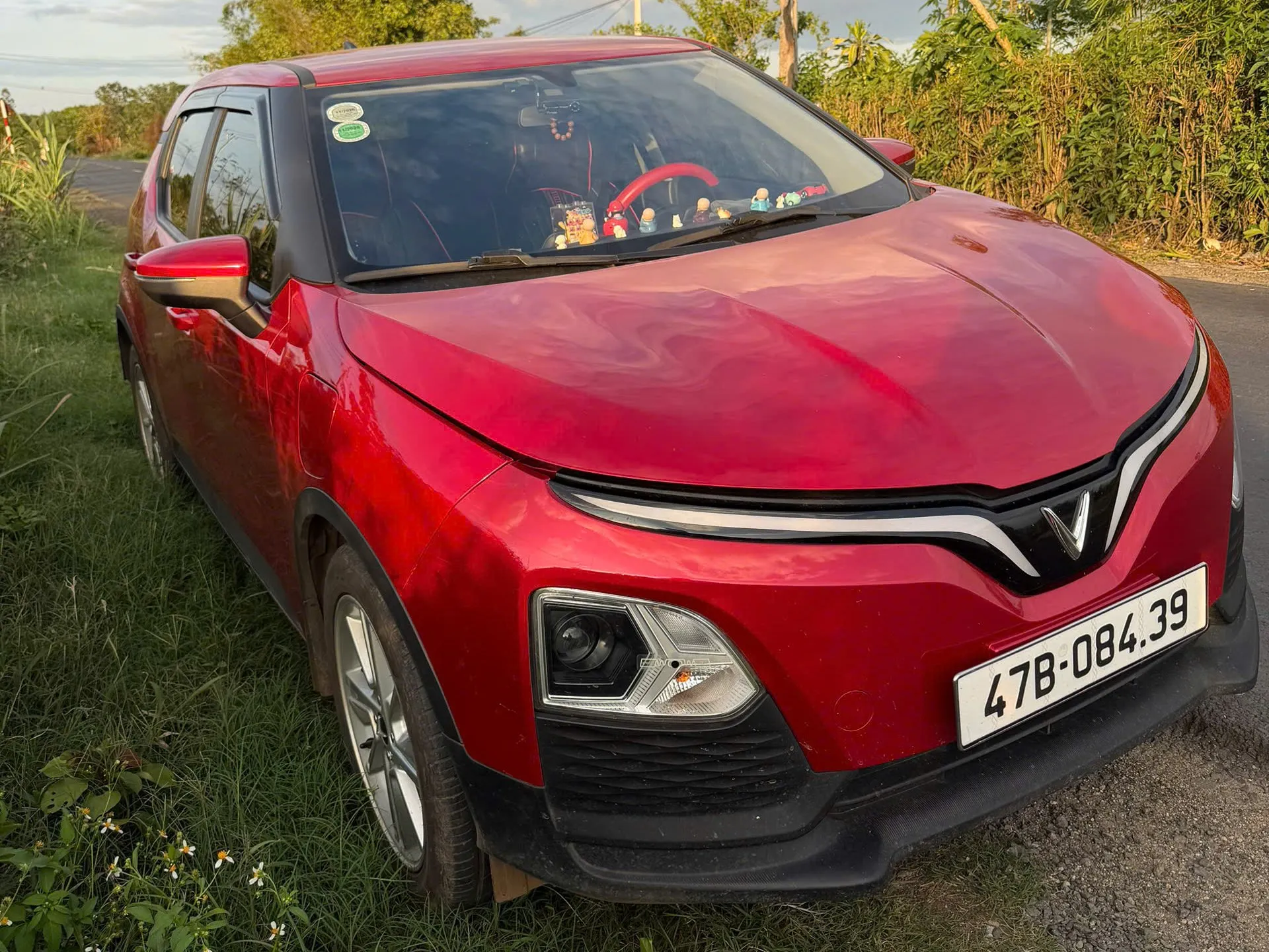Xe taxi điện VinFast VF 5 đậu ven đường quê ở khu vực Ea Kuăng