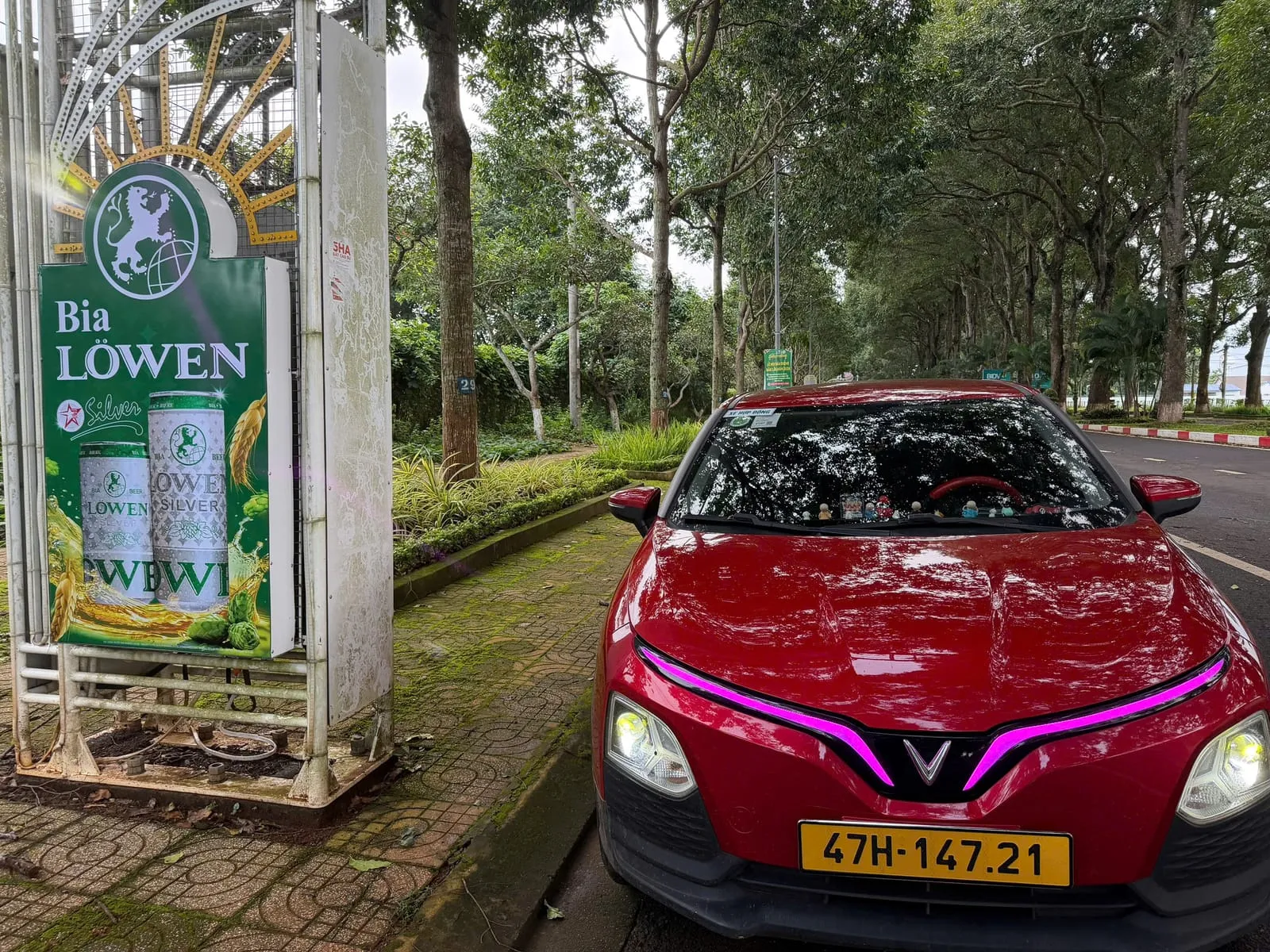 Xe taxi điện VinFast VF 5 của Taxi Điện Ea Phê đang chờ đón khách