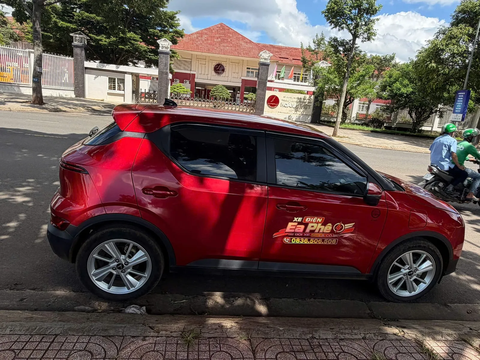 Hông xe điện màu đỏ có decal Xe Điện Ea Phê