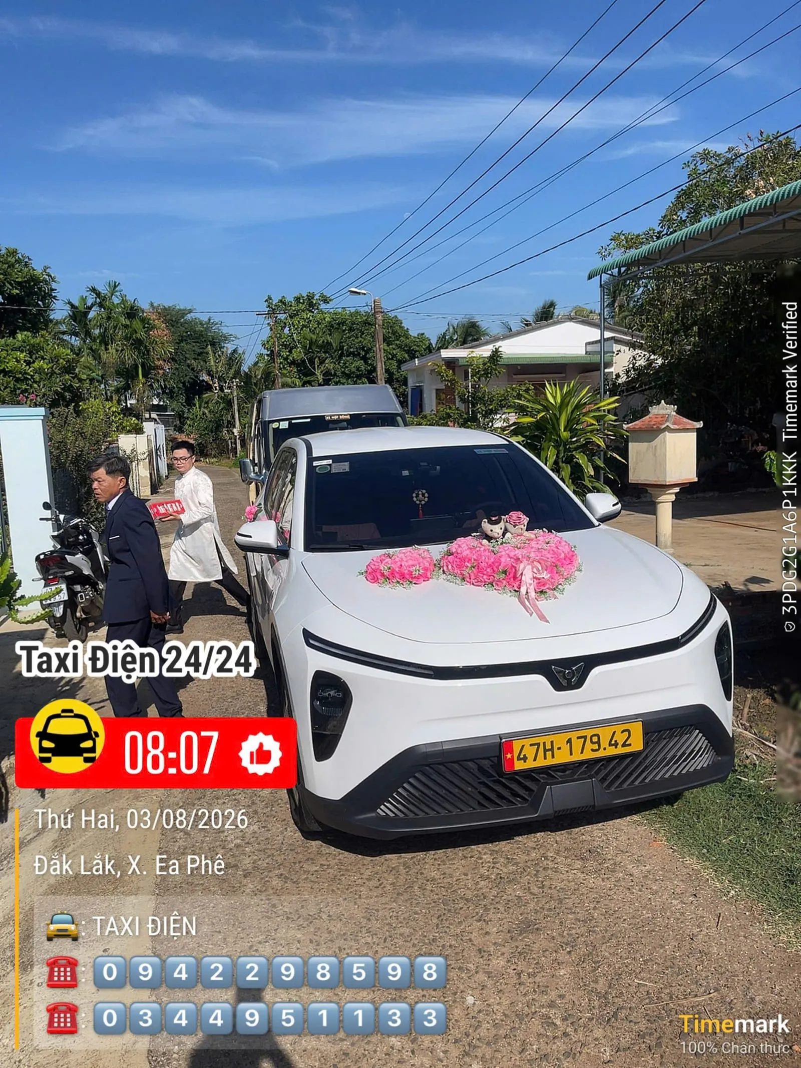 Xe điện kết hoa cưới đang đón dâu