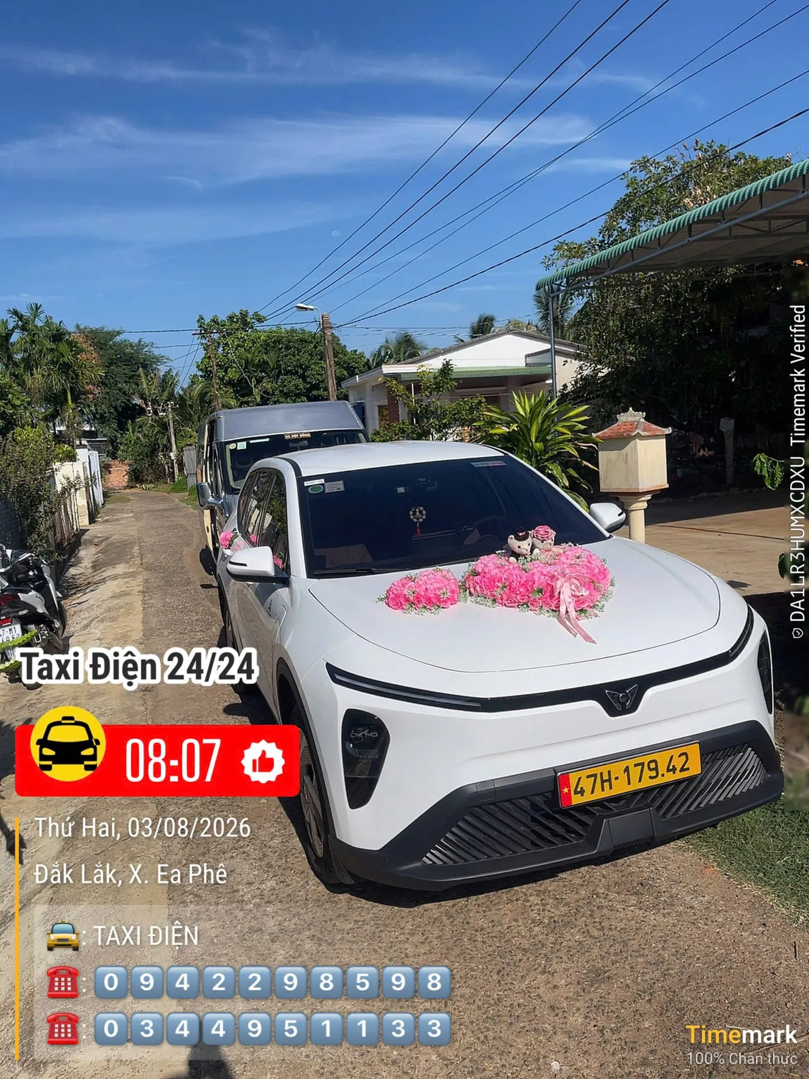 Xe điện kết hoa cưới trên đường trong thôn
